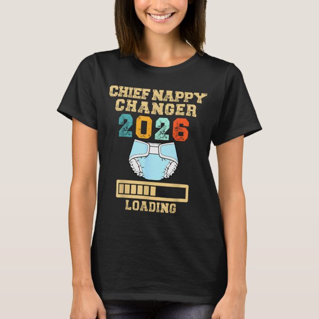 Camiseta Chief Nappy Changer 2026 New Baby Loading Funny Pr (Anverso)