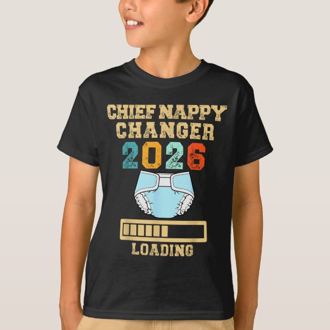 Camiseta Chief Nappy Changer 2026 New Baby Loading Funny Pr (Anverso)