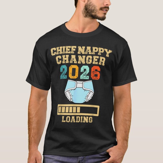 Camiseta Chief Nappy Changer 2026 New Baby Loading Funny Pr (Anverso)