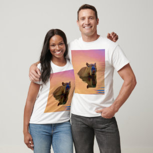 Camiseta Chigüiro emerge de un lago tranquilo