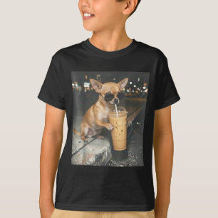Camiseta Chihuahua bebiendo café helado meme divertido de a
