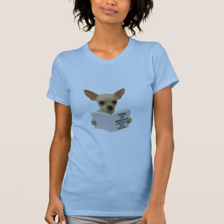 Camiseta Chihuahua leyendo cómo portarse mal  