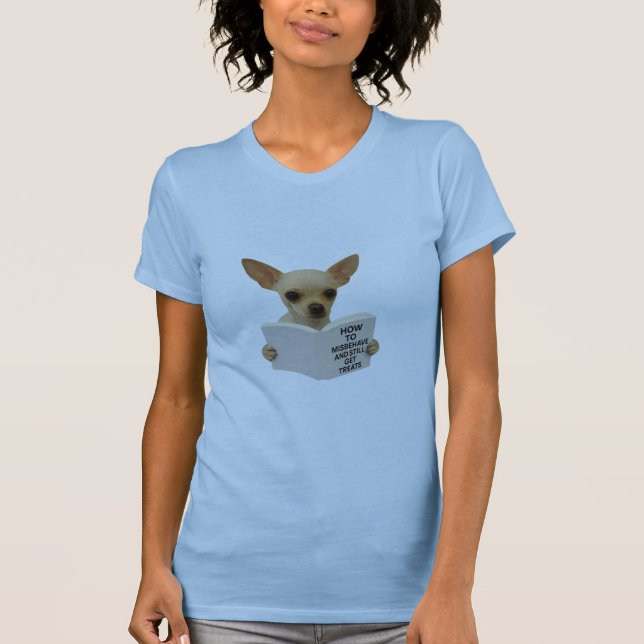 Camiseta Chihuahua leyendo cómo portarse mal   (Anverso)