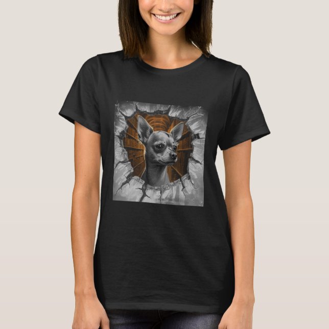 Camiseta Chihuahua Peers Through A Grey Wooden Wall (Anverso)