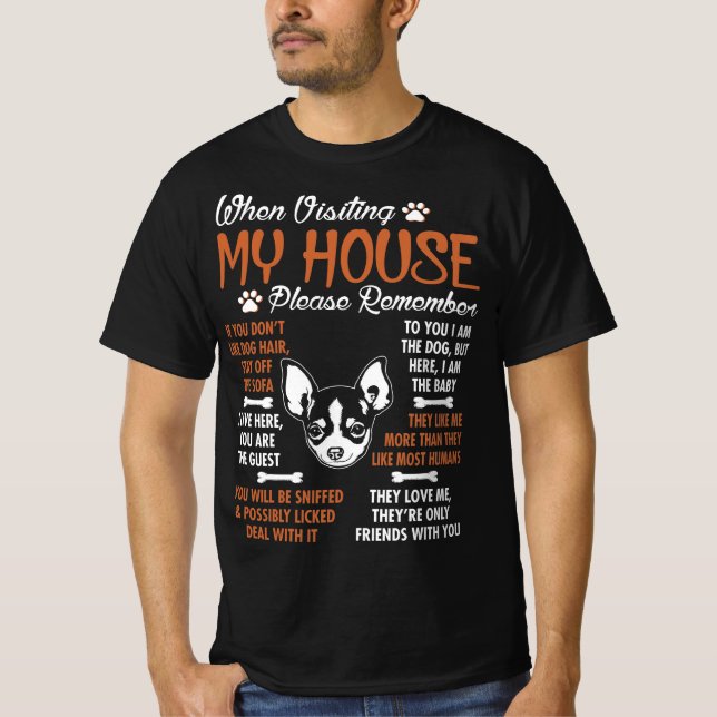 Camiseta Chihuahua Vistando Mi Casa Por Favor Recuerden (Anverso)