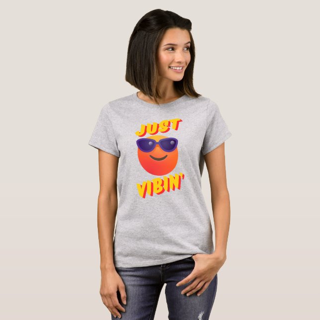 Camiseta Chill Aesthetic Tee con vibraciones de Emoji Guay (Anverso completo)
