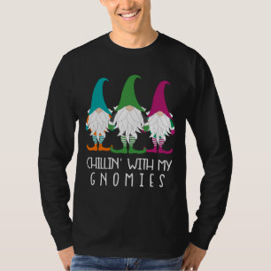 Camiseta Chillin con el fondo de My Gnomies Garden Gnome Ga