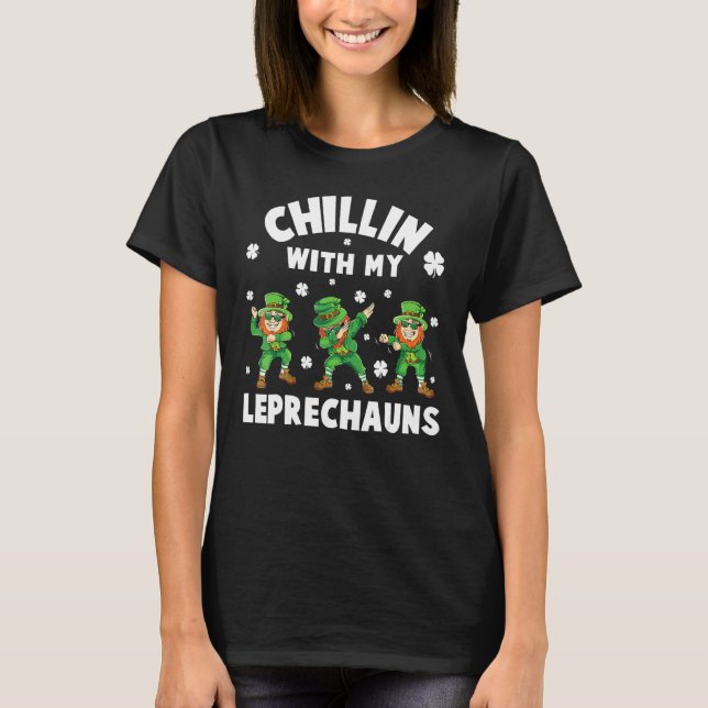 Camiseta Chillin con mi leprechauns St Patrick's Day Shamr (Anverso)