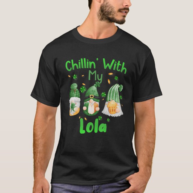 Camiseta Chillin Con Mi Lola Green Gnomes St Patrick (Anverso)
