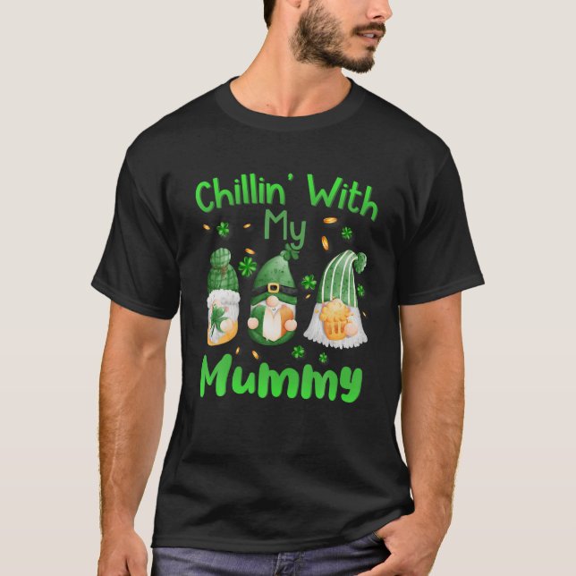 Camiseta Chillin Con Mi Mummy Green Plaid Gnomes (Anverso)