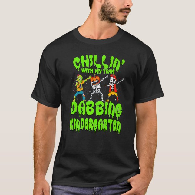 Camiseta Chillin con mi Zombie Pumpkin Skeleton Kindergart (Anverso)