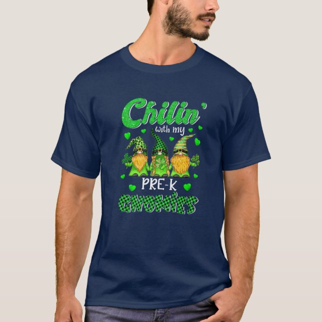 Camiseta Chillin' Con Mis Gnomics Pre K Happy St Patricks D (Anverso)