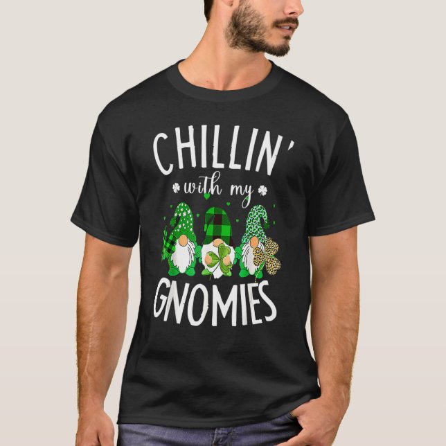 Camiseta Chillin Con Mis Gnomies Buffalo Placé Saint Patric (Anverso)