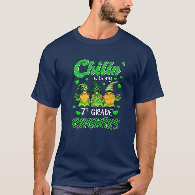 Camiseta Chillin' Con Mis Gnomies De 7º Grado Feliz St Patr (Anverso)