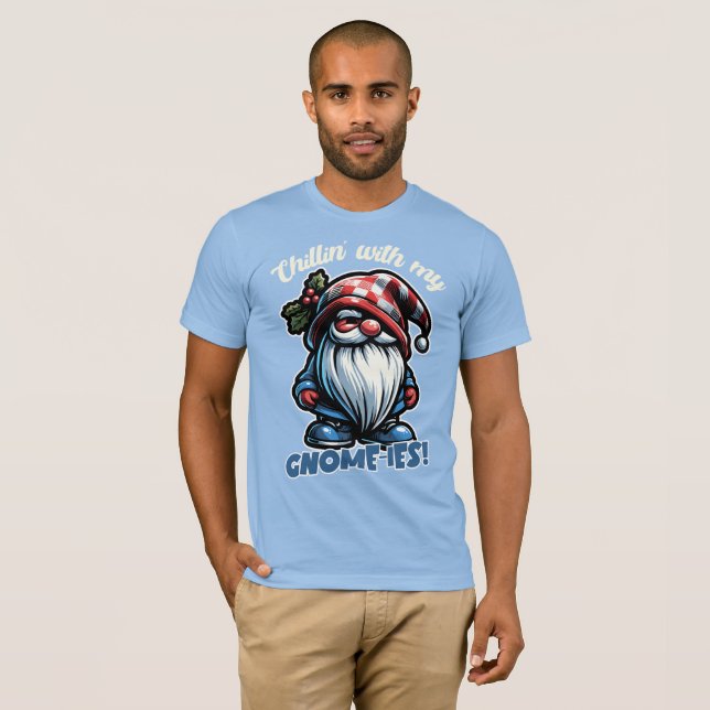Camiseta Chillin’ con mis gnomies - Desi de vacaciones de G (Anverso completo)