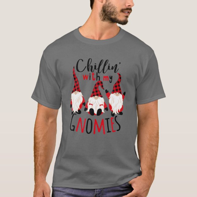 Camiseta Chillin' Con Mis Gnomies Juega A La Familia De Xma (Anverso)