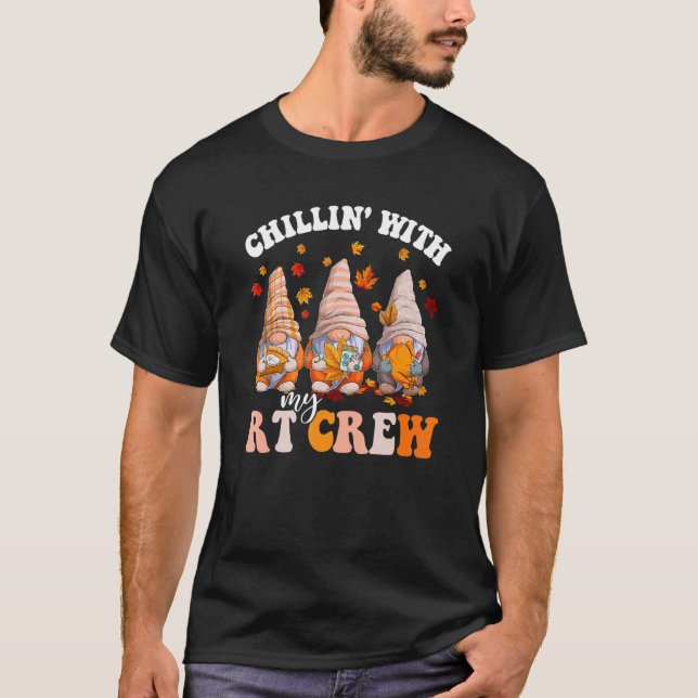 Camiseta Chillin' Con Mis Gnomies RT Crew Cae Vibes Otoño (Anverso)