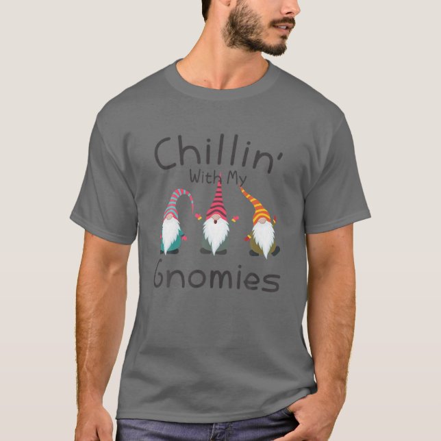 Camiseta Chillin Con Mis Gnomies Santa Claus Garden Gnome C (Anverso)