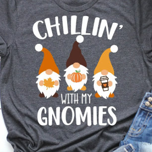 Camiseta Chillin’ Con Mis Gnomies Tee