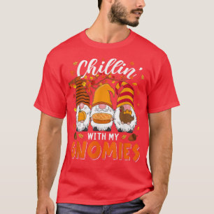 Camiseta Chillin' Con Mis Gnomies Tres Gnomes Subiendo La B