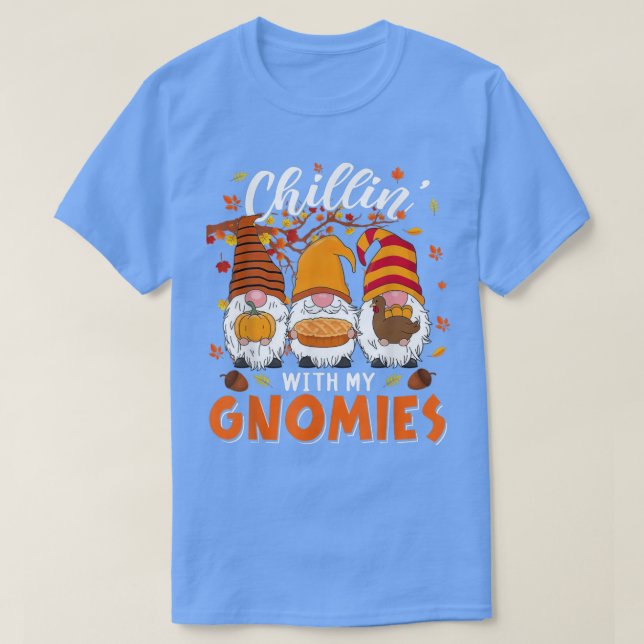 Camiseta Chillin' Con Mis Gnomies Tres Gnomes Subiendo La B (Diseño del anverso)