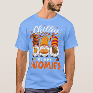 Camiseta Chillin' Con Mis Gnomies Tres Gnomes Subiendo La B