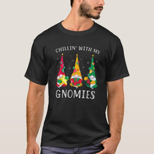 Camiseta Chillin Con Mis Gnomies Tres Navidades De Gnomes C (Anverso)