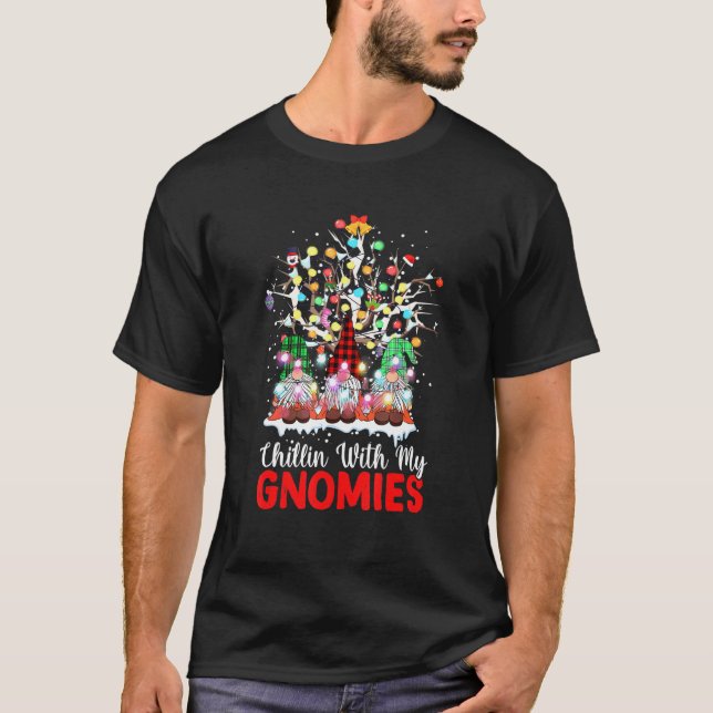 Camiseta Chillin Con Mis Navidades De Gnomies (Anverso)