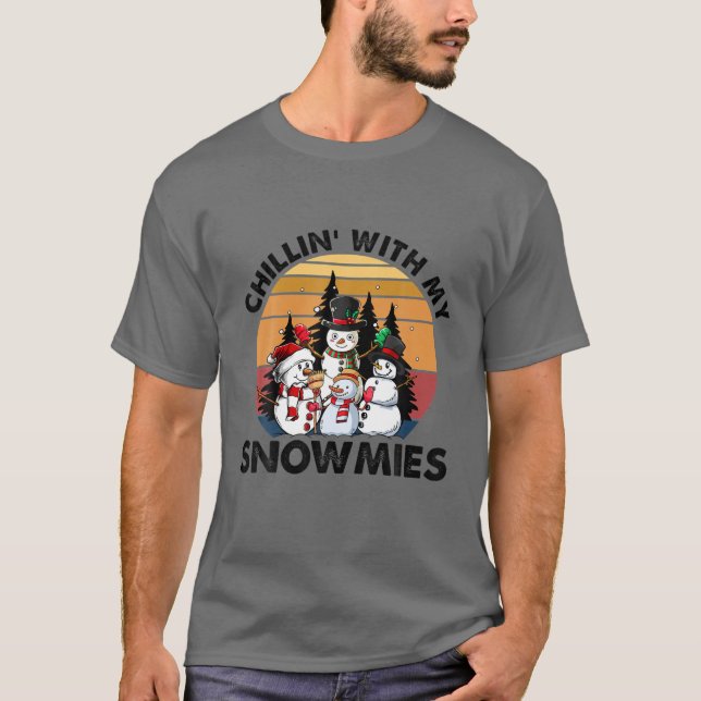 Camiseta Chillin' Con Mis Navidades Snowmie Pajama (Anverso)