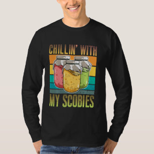 Camiseta Chillin' Con Mis Scobies Lover Scoby Pun Funny Kom