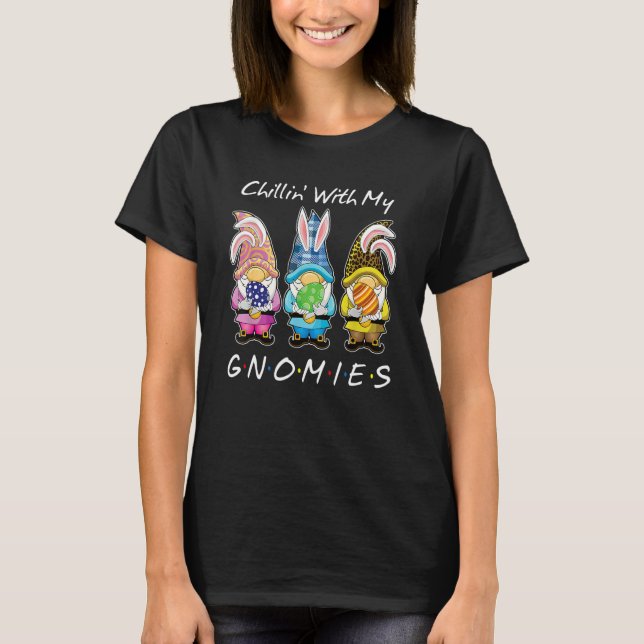 Camiseta Chillin With My Gnomies Bunny Egg Hunting Gnome Ha (Anverso)
