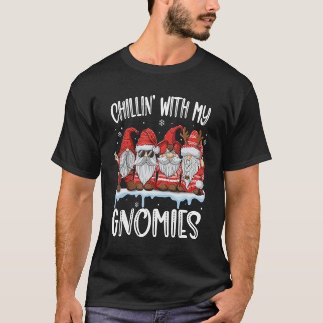 Camiseta Chillin With My Gnomies  Christmas Red Gnomes Plai (Anverso)