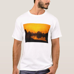 Camiseta China. Colorido China. Hermoso río Li.