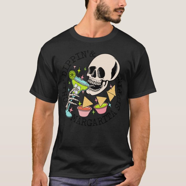 Camiseta Chip Dippin Margarita Sippin Funny Skeleton (Anverso)