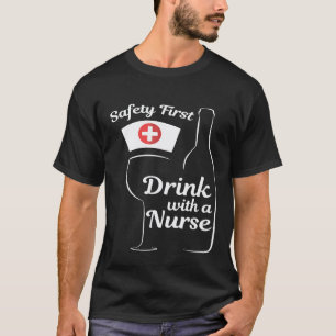 Camiseta Chistoso Seguridad Primero Bebe con una Enfermera 