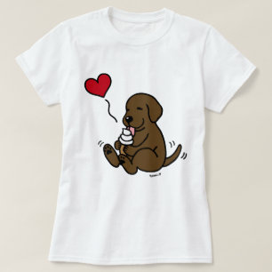 Camiseta Chocolate Lab Licando helado con corazón rojo