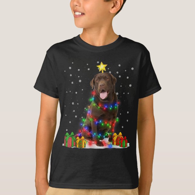 Camiseta Chocolate Lab Perro Árbol de Navidad enciende Paja (Anverso)