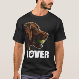 Camiseta Chocolate Lab Perro Con Una Pelota De Tenis Marrón
