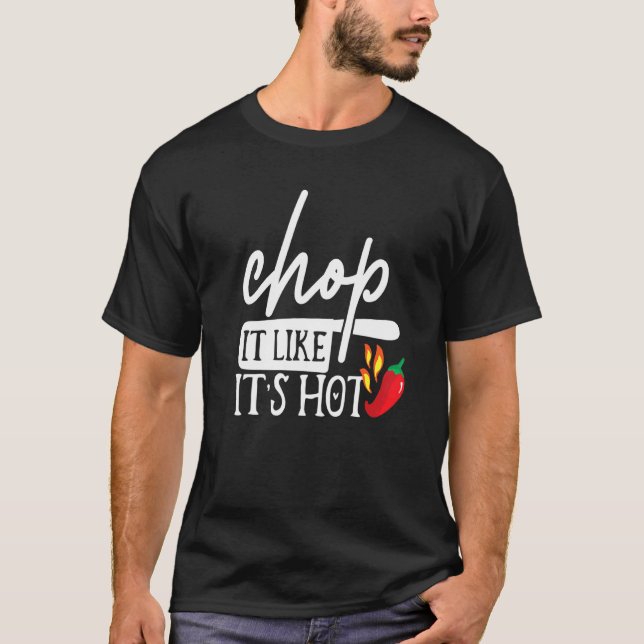 Camiseta Chop, Le Gusta Su Humor De Chef Gracioso De Pimien (Anverso)