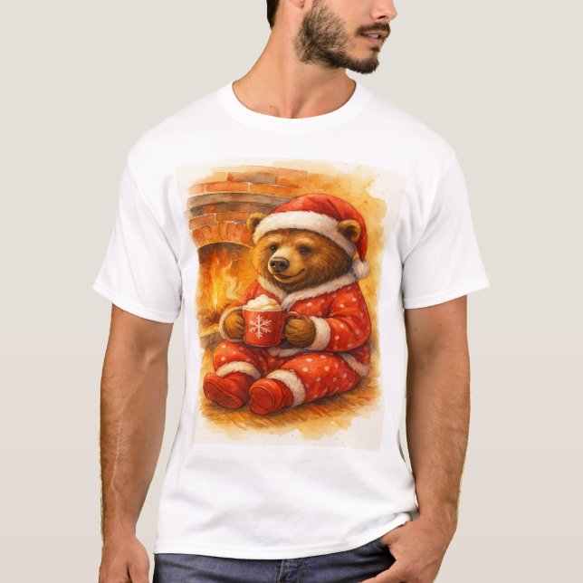 Camiseta Christmas Bear in Red Pajamas by the Fireplace (Anverso)