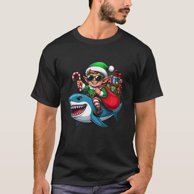 Camiseta Christmas Elf Riding Shark Santa Hat Candy Cane Xm (Anverso)
