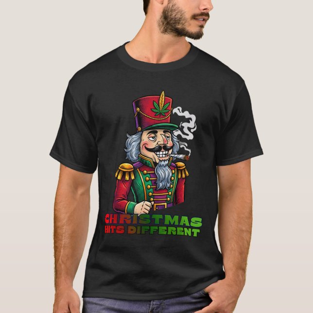 Camiseta Christmas Nutcracker Christmas Hits Different  (Anverso)