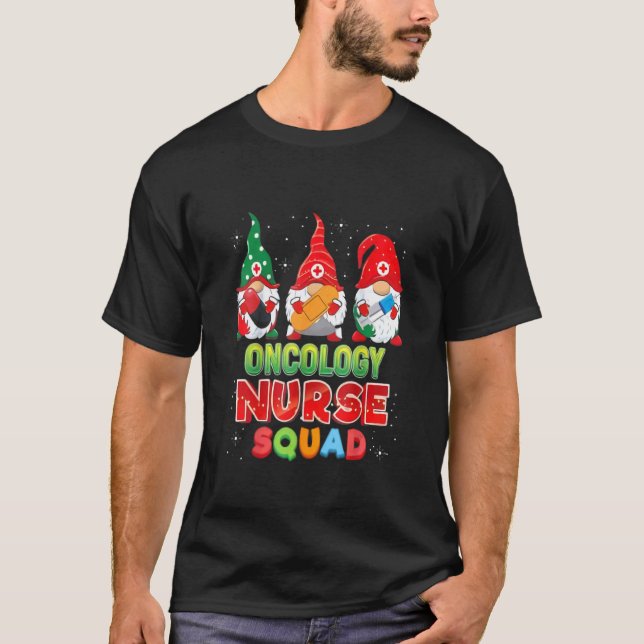 Camiseta Christmas Oncology Nurse squad  Christmas Gnome (Anverso)