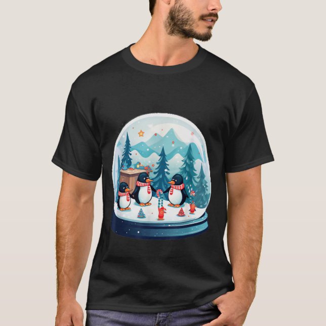 Camiseta Christmas Penguin Snow Globe Scene Family Holiday  (Anverso)