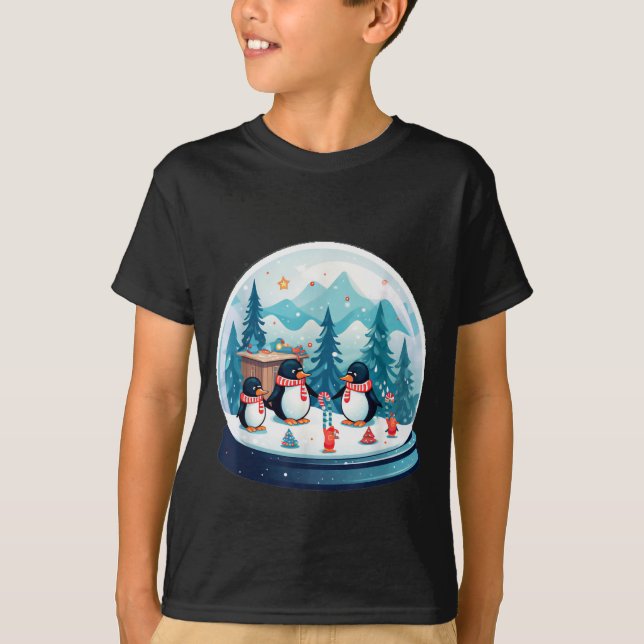 Camiseta Christmas Penguin Snow Globe Scene Family Holiday  (Anverso)