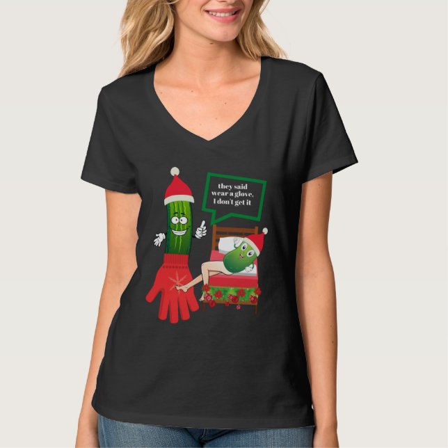 CAMISETA CHRISTMAS PICKLE COUPLE WEARING SANTA HAT & GLOVE (Anverso)