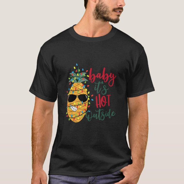 Camiseta Christmas Pinaeple Its Hot Outside xmas light Hawa (Anverso)