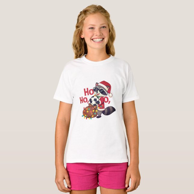 Camiseta Christmas raccoon stealing a soccer ball (Anverso completo)