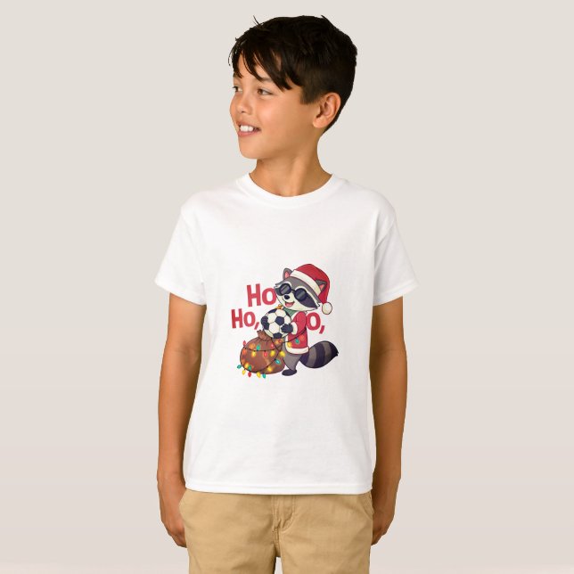 Camiseta Christmas raccoon stealing a soccer ball (Anverso completo)