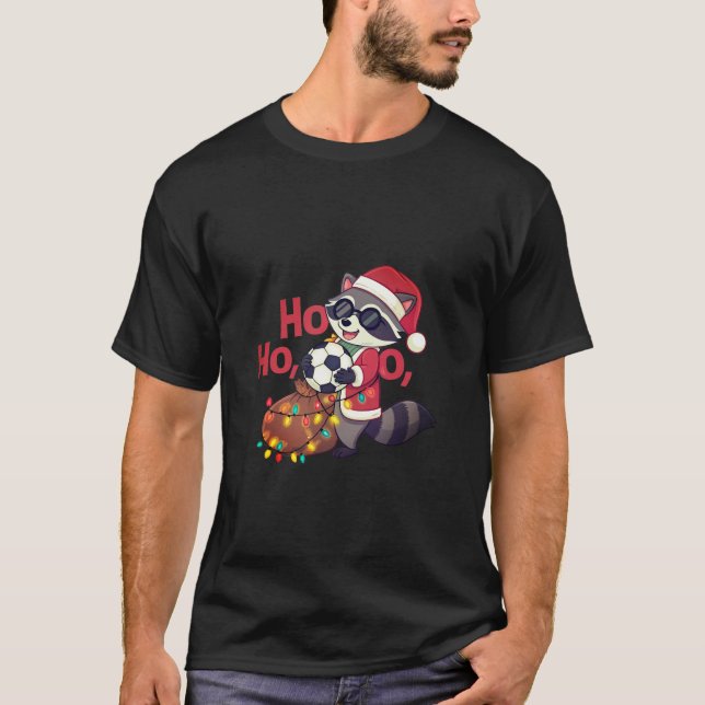 Camiseta Christmas raccoon stealing a soccer ball (Anverso)